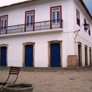 Centro Hist&oacute;rico de Paraty. Casar&otilde;es e antigas constru&ccedil;&otilde;es coloniais tem sido restauradas e hoje s&atilde;o restaurantes, bares, lojas e centros culturais