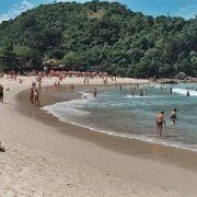 Praias de Paraty. Trindade Trinidade  a praia mais famosa em Paraty.  famosa por ter sido a eligida pelos hippies dos anos 60s.  uma praia com muitas opes, pode surfar e tambem tem uma piscina para as crianas.